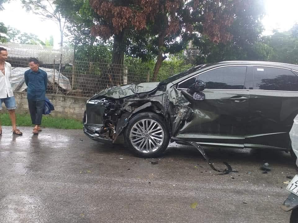 Chiếc Lexus RX bị vỡ n&aacute;t ở đầu xe v&agrave; sườn xe sau vụ tai nạn