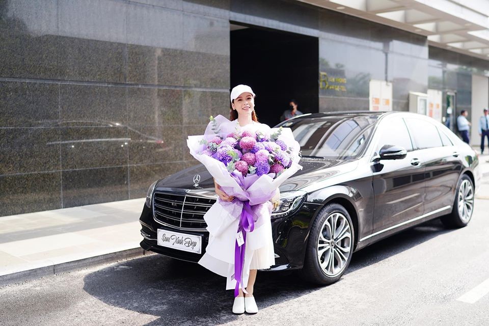 Trước đó cô cũng đã sở hữu cho riêng mình dòng xe sang Mercedes-Benz S450L Luxury