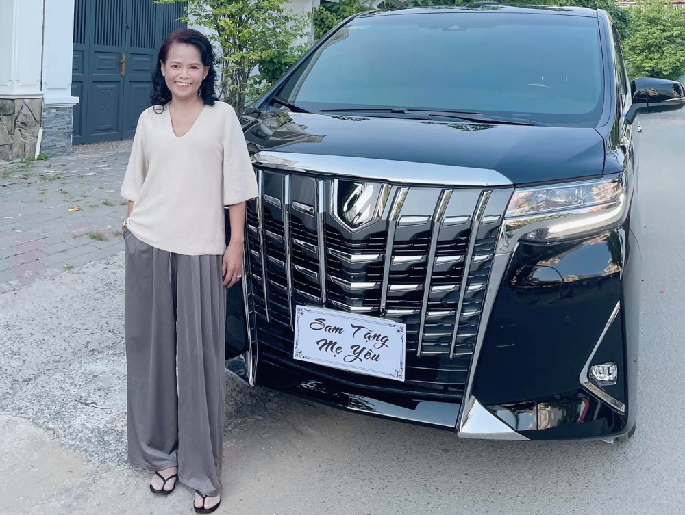Mẹ của hot girl Sam bên cạnh chiếc xe MPV hạng sang Toyota Alphard do con gái mua tặng