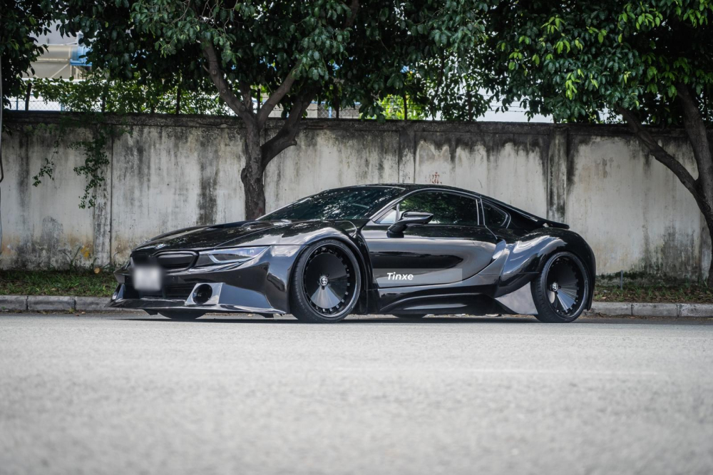 Thiết kế BMW i8 độ thân rộng nhìn bên hông
