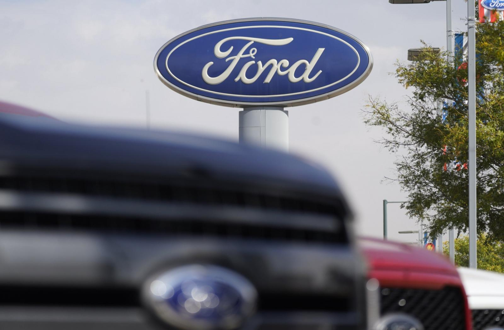 Ở th&aacute;ng 3/2021, c&oacute; 20.000 &ocirc; t&ocirc; Ford nằm rải r&aacute;c tại c&aacute;c kho b&atilde;i, s&acirc;n bay, trang trại tại Mỹ do kh&ocirc;ng c&oacute; chip để ho&agrave;n thiện kh&acirc;u lắp r&aacute;p trước khi xuất xưởng.