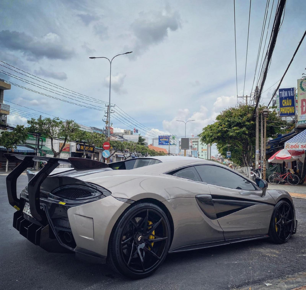 Xe có bản độ body kit 570-VX của Vorsteiner với điểm nhấn là cánh gió đuôi khổng lồ