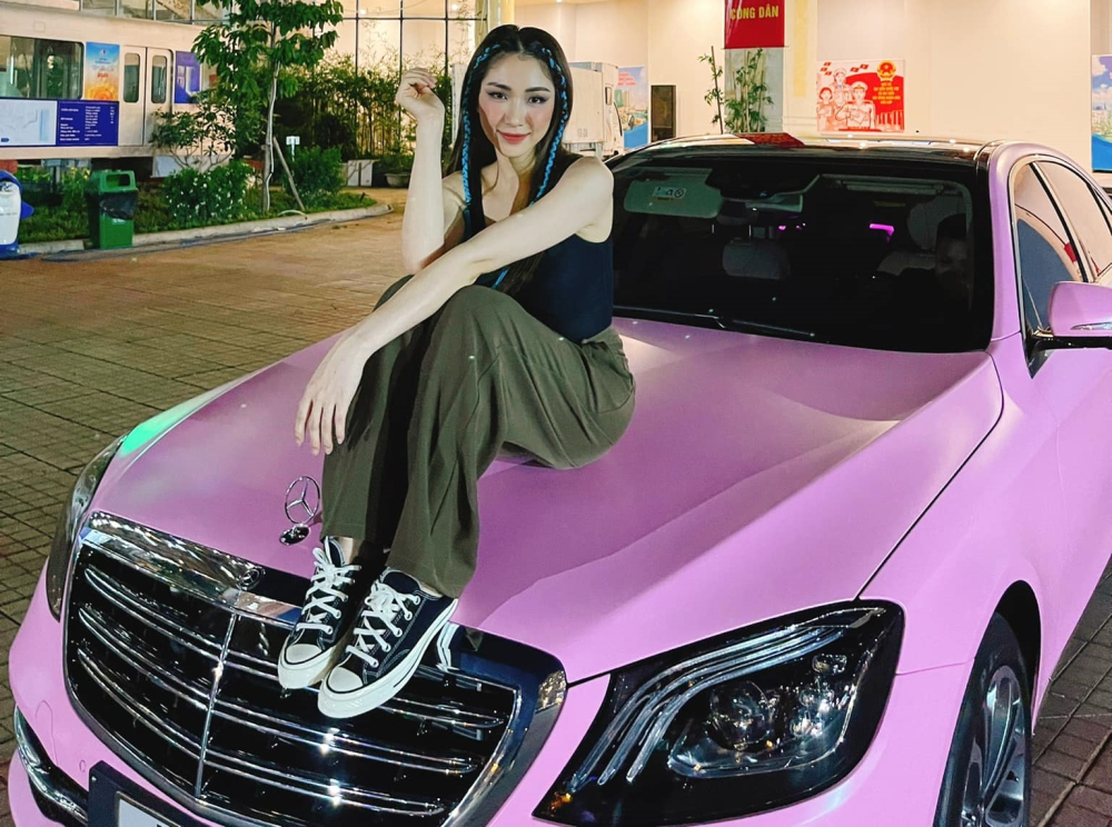 Nữ ca sĩ sau đó thay áo cho xe sang màu hồng