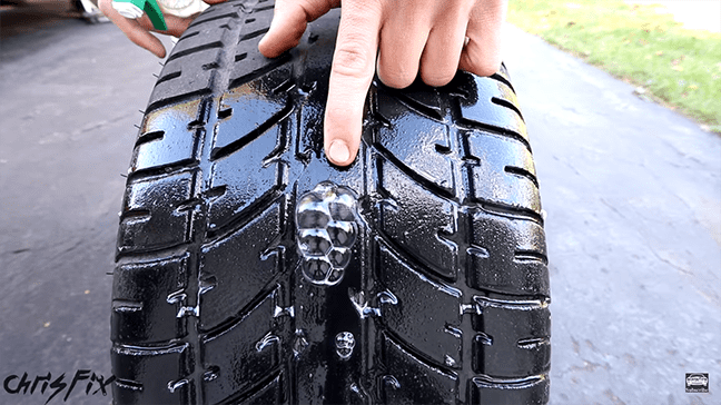 X&aacute;c định lỗ thủng tr&ecirc;n bề mặt lốp &ocirc; t&ocirc;