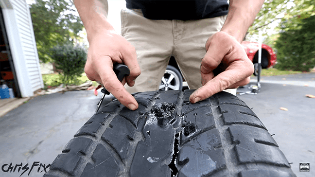 R&uacute;t v&iacute;t mắc ra v&agrave; tiến h&agrave;nh cắt tỉa phần cao su thừa