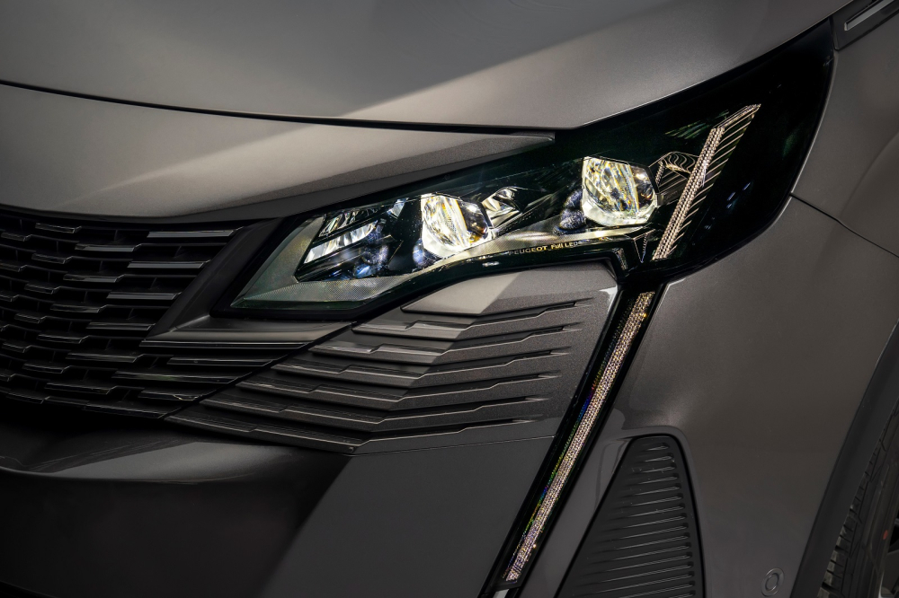 Cụm đèn trước trên bản cao cấp của Peugeot 3008 2021 có tính năng cân bằng góc chiếu tự động.