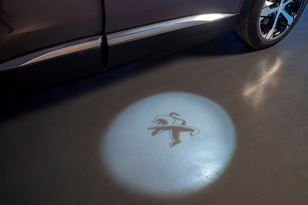 Đèn chào logo Peugeot 3008 2021 chỉ có trên Peugeot 3008 AL 2021.