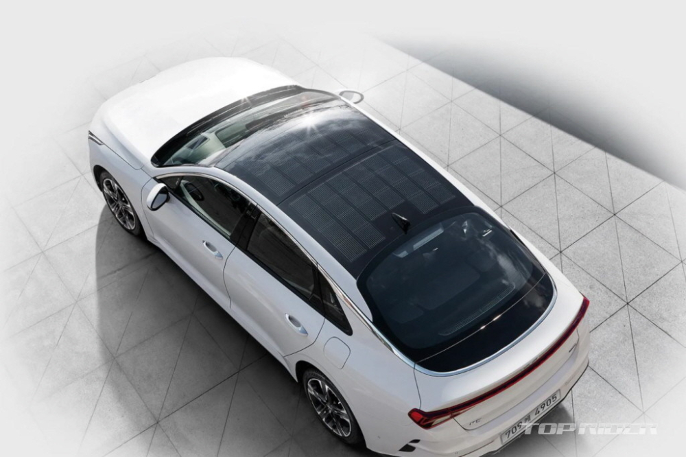 Kia K5 Hybrid 2022 c&oacute; n&oacute;c phủ pin năng lượng mặt trời