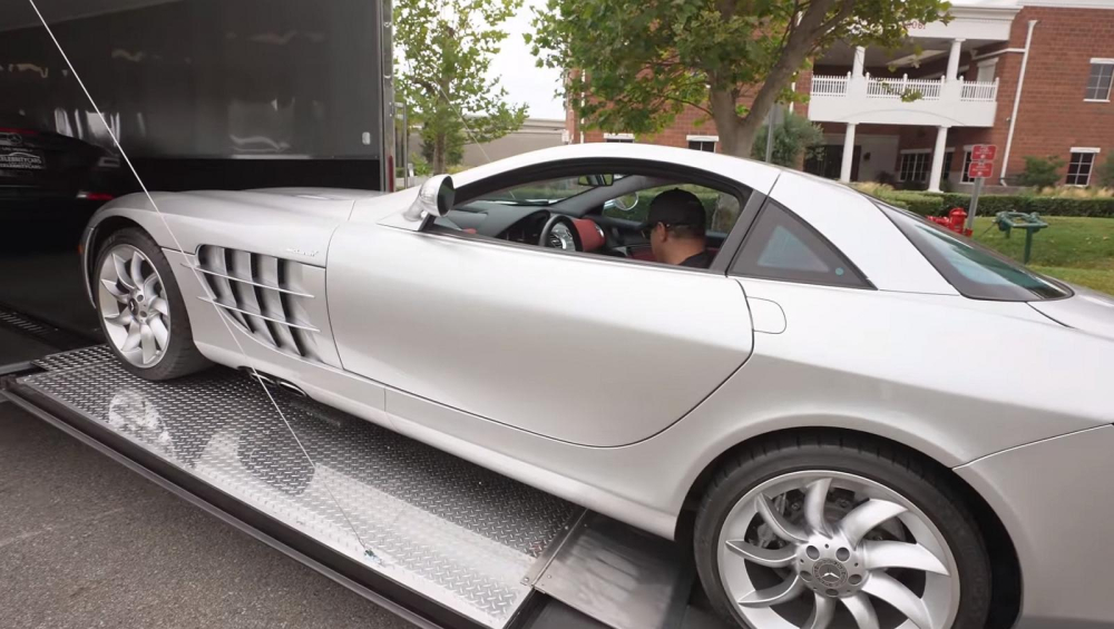Chiếc Mercedes-Benz SLR McLaren mui trần m&agrave;u bạc