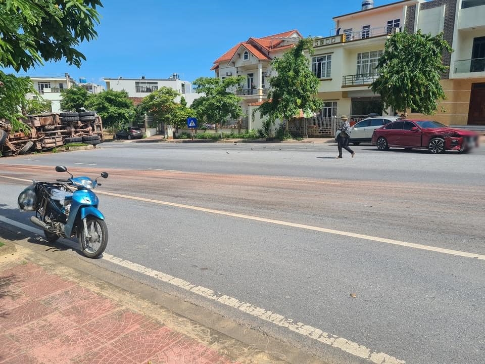 Hiện trường vụ va chạm giữa xe VinFast LUX A2.0 v&agrave; xe tải