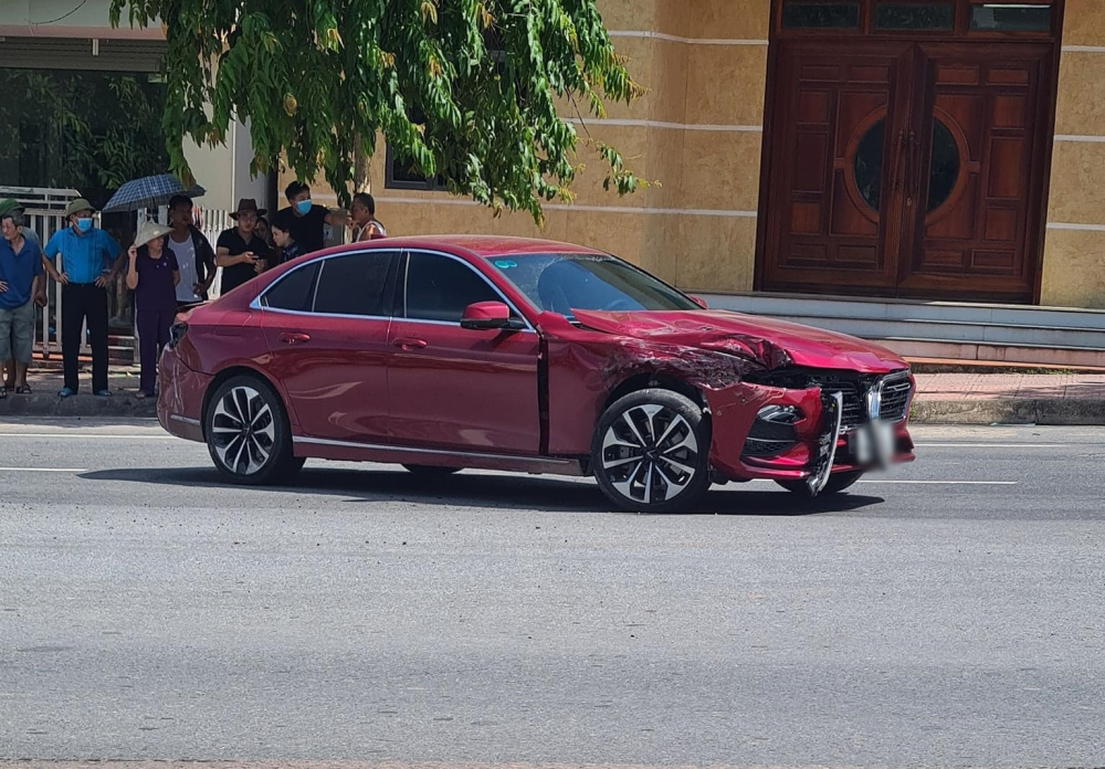 Thiệt hại của chiếc xe VinFast LUX A2.0 sau khi bị xe tải t&ocirc;ng v&agrave;o