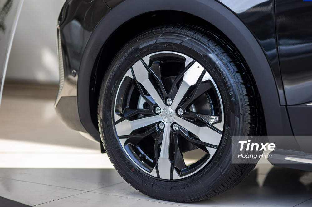 V&agrave;nh xe vẫn l&agrave; v&agrave;nh hợp kim 5 chấu k&iacute;ch thước 18 inch với thiết kế Los Angeles như trước đ&acirc;y.