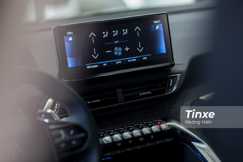 Thay đổi lớn của Peugeot 3008 mới ch&iacute;nh l&agrave; việc n&acirc;ng cấp m&agrave;n h&igrave;nh giải tr&iacute; trung t&acirc;m từ 8 inch l&ecirc;n 10 inch.