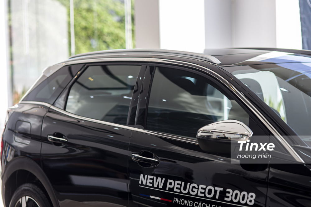 Peugeot 3008 mới được trang bị gi&aacute; n&oacute;c thấp v&agrave; nhiều đường viền mạ chrome ở cửa sổ xe.