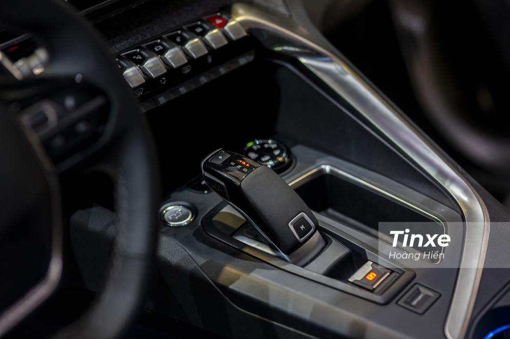 Cần số điện tử với thiết kế điệu đ&agrave; tr&ecirc;n Peugeot 3008.