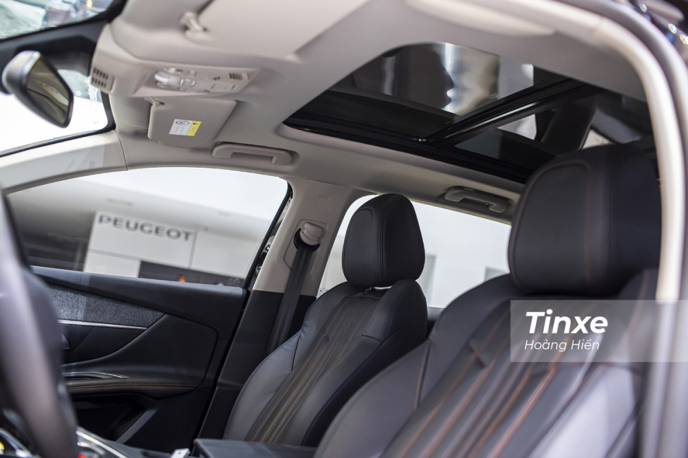 Ở phi&ecirc;n bản AL cao cấp, Peugeot 3008 mới được trang bị cửa sổ trời to&agrave;n cảnh panorama với k&iacute;nh tối m&agrave;u.