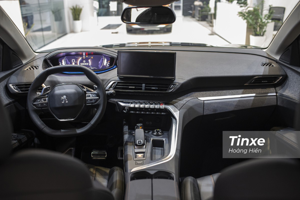 Nội thất của Peugeot 3008 2021 vẫn theo đuổi phong c&aacute;ch i-Cockpit đặc trưng với điểm nhấn nằm ở bảng đồng hồ kỹ thuật số 12,3 inch.