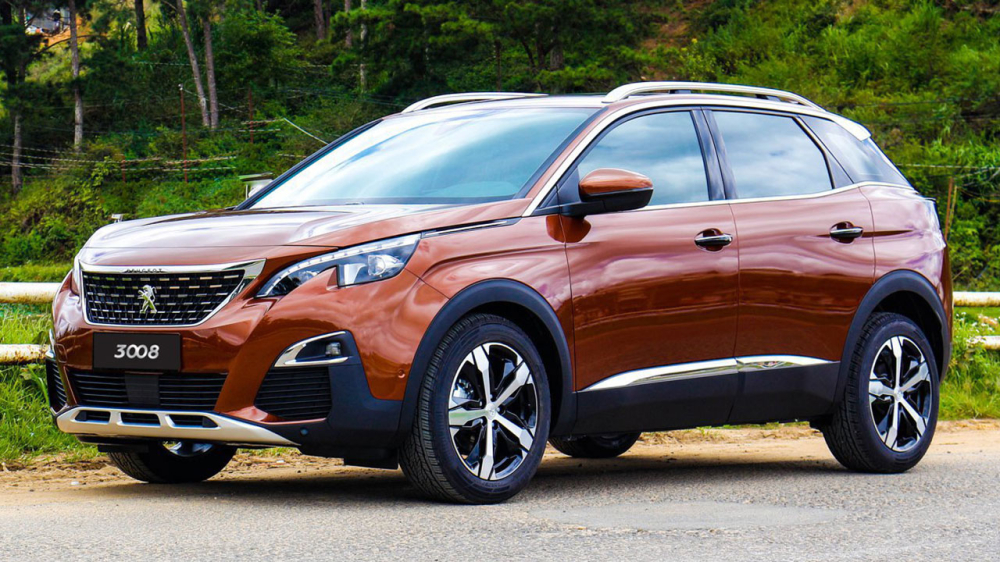 Peugeot 3008 AL đời cũ c&oacute; cả đ&egrave;n sương m&ugrave; LED t&iacute;ch hợp t&iacute;nh năng tự động chiếu g&oacute;c khi v&agrave;o cua.