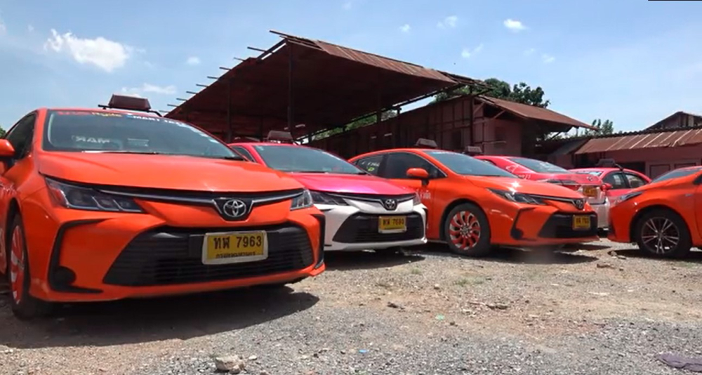 Đại dịch Covid-19 ảnh hưởng mạnh đến ng&agrave;nh du lịch Th&aacute;i Lan khiến những chiếc taxi n&agrave;y bị bỏ kh&ocirc;ng