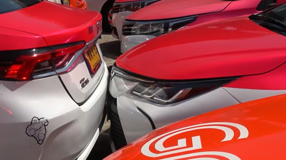 Những chiếc taxi xếp san s&aacute;t với nhau