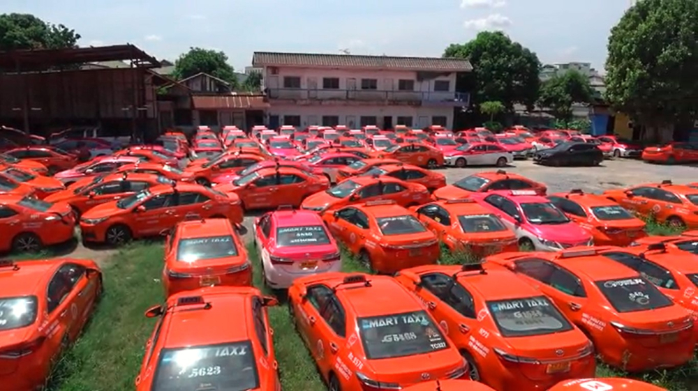 C&oacute; khoảng 2.000 chiếc taxi nằm trong b&atilde;i đất trống n&agrave;y