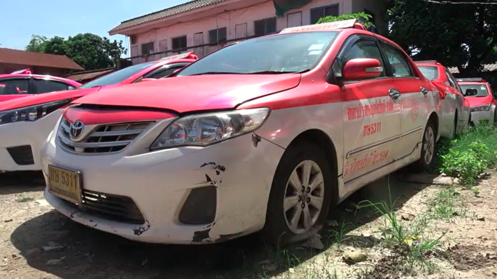Những chiếc taxi bị hư hỏng v&igrave; nằm ngo&agrave;i trời trong thời gian d&agrave;i