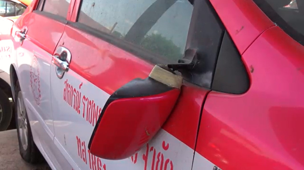 Những chiếc taxi bị hư hỏng v&igrave; nằm ngo&agrave;i trời trong thời gian d&agrave;i