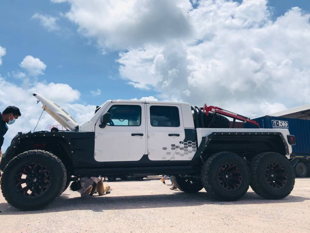 Apocalypse HellFire 6x6 nhìn từ bên hông xe