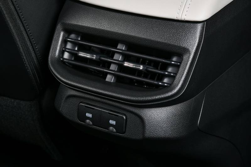 Cửa gi&oacute; điều h&ograve;a h&agrave;ng ghế sau của Haval H6 2021 