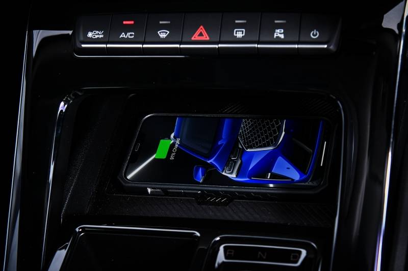 Haval H6 2021 bản Ultra c&ograve;n c&oacute; sạc điện thoại th&ocirc;ng minh kh&ocirc;ng d&acirc;y