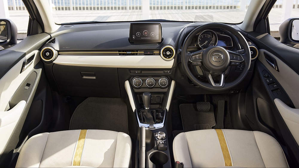 Nội thất với những điểm nhấn m&agrave;u v&agrave;ng nhạt của Mazda2 Sunlit Citrus 2021