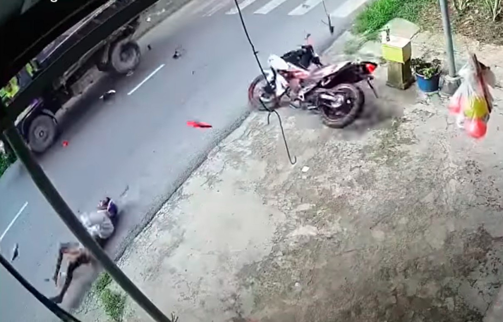 Cả nam thanh niên lẫn chiếc xe máy đều trượt dài sang lề đường đối diện