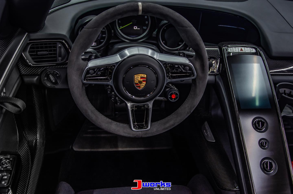 Vô lăng của siêu xe Porsche 918 Spyder Vô lăng của siêu xe Porsche 918 Spyder