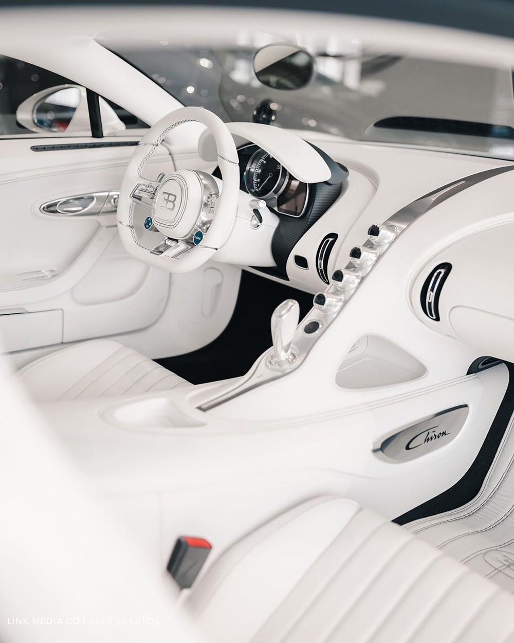 Nội thất của chiếc Bugatti Chiron cũng được bọc da màu trắng muốt