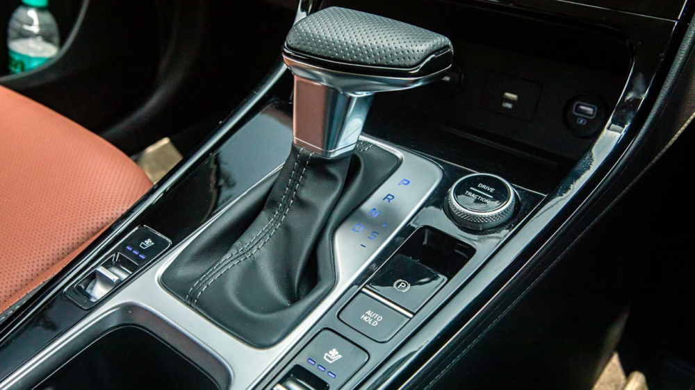 Cần số của Hyundai Alcazar 2021 bản số tự động được thiết kế theo phong c&aacute;ch m&aacute;y bay