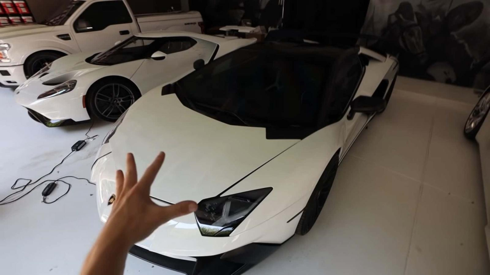 Cặp đôi Lamborghini Aventador SV Roadster và Ford GT của Post Malone
