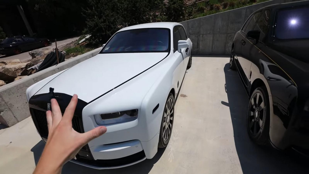 Cặp đôi xe siêu sang Rolls-Royce nằm ngoài trời của Post Malone