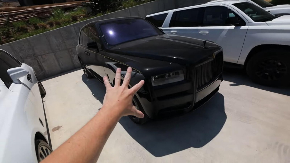 Cặp đôi xe siêu sang Rolls-Royce nằm ngoài trời của Post Malone