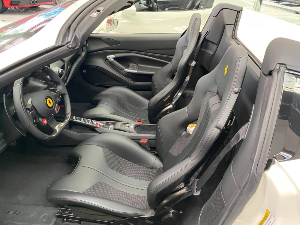 Nội thất si&ecirc;u xe mui trần Ferrari F8 Spider 