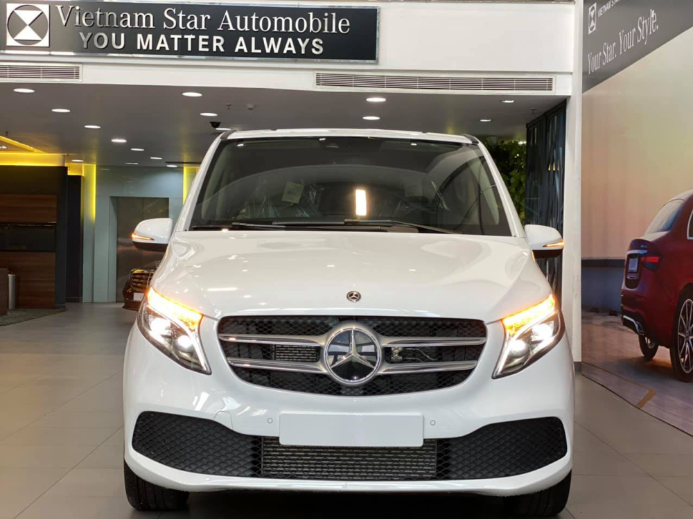 Cường Đô-la tậu cùng lúc 1 cặp Mercedes-Benz V-Class để tặng cho cậu ấm và tiểu thư