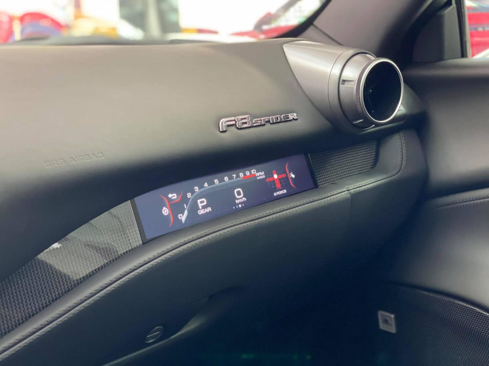 M&agrave;n h&igrave;nh phụ của xe Ferrari F8 Spider ph&iacute;a ghế h&agrave;nh kh&aacute;ch