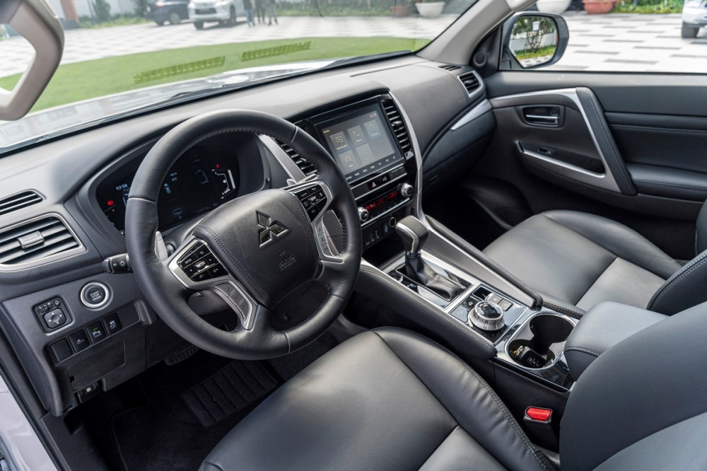 Tổng thể nội thất của Mitsubishi Pajero Sport.