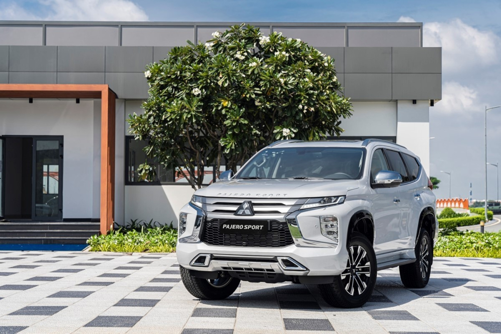 Mitsubishi Pajero Sport 2020 vẫn thuộc bản nâng cấp giữa vòng đời, chỉ khác đời 2021 ở năm sản xuất.