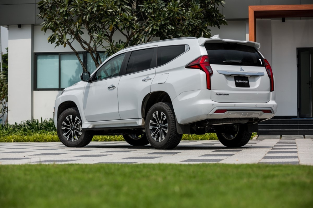 Mitsubishi Pajero Sport hiện đang được phân phối với 2 phiên bản cùng giá bán lẻ đề xuất là 1,11 tỷ đồng cho bản 4x2 và 1,345 tỷ đồng cho bản 4x4.