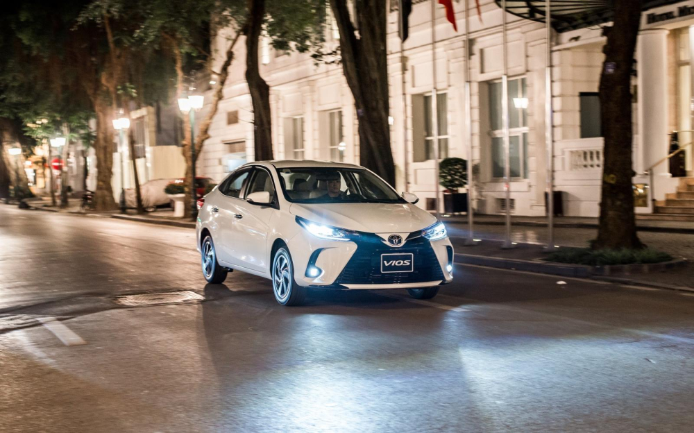 Toyota Vios 2021 l&agrave; bản n&acirc;ng cấp giữa v&ograve;ng đời với thiết kế ngoại thất thay đổi nhẹ c&ugrave;ng một số n&acirc;ng cấp nhẹ về trang bị.