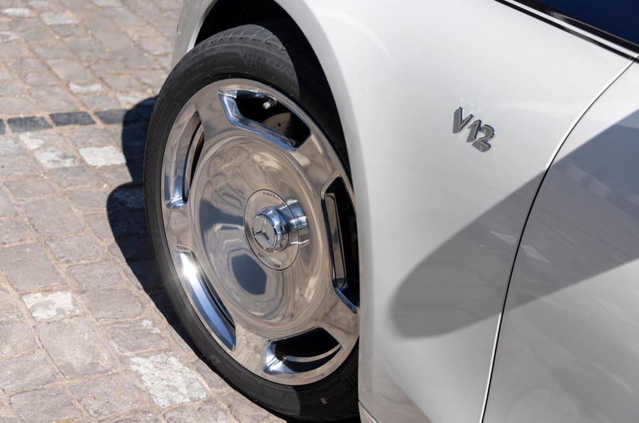 V&agrave;nh 21 inch theo phong c&aacute;ch cổ điển của Mercedes-Maybach S 680 4Matic First Class 2021