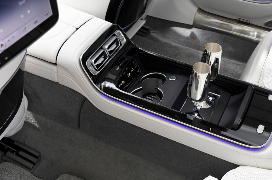 2 ly uống rượu champagne của Mercedes-Maybach S 680 4Matic First Class 2021