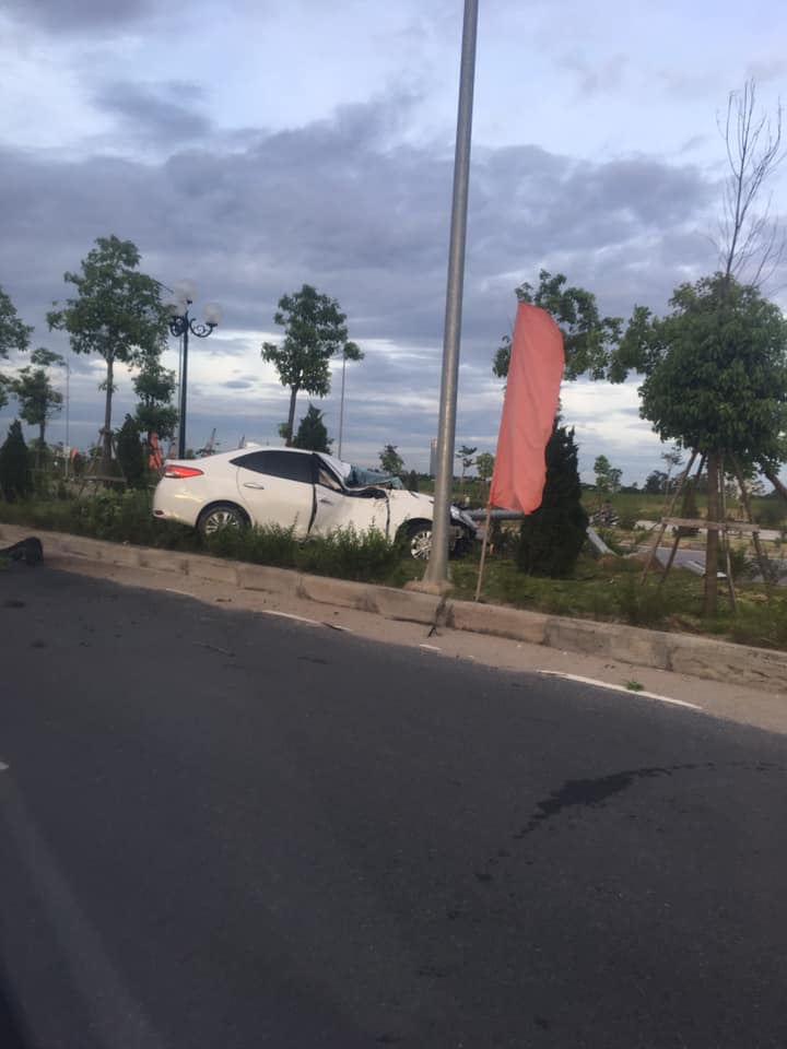 Chiếc Toyota Vios nằm tr&ecirc;n dải ph&acirc;n c&aacute;ch sau khi hạ gục cột đ&egrave;n chiếu s&aacute;ng