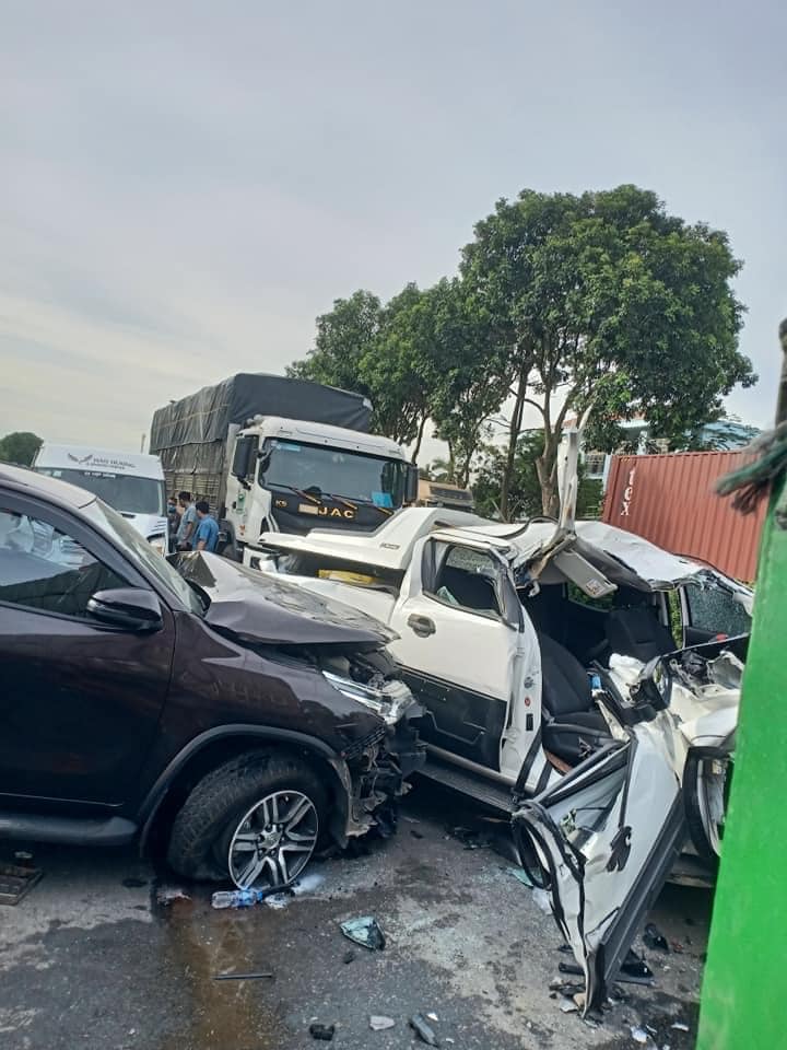 Hai chiếc Toyota Fortuner và Ford Ranger Raptor tại hiện trường
