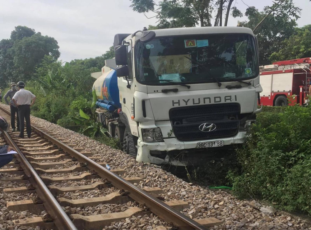 Xe bồn dừng bên cạnh đường ray tàu hỏa